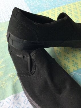 New without box VANS…..MENS CANVAS SLIP ON SNEAKERS